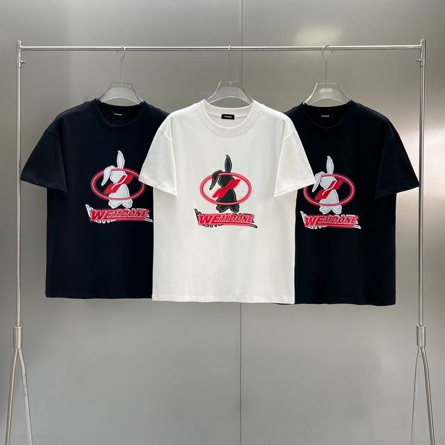 款号W40 We11Done 经典基础情侣宽松兔年限定款标语印花-原厂品质 顶级版本 Color：黑色 白色 Size：S M L Xl 面料采用280G重磅纯
