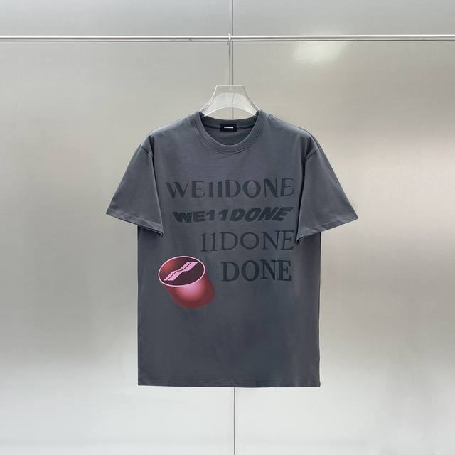 款号W30 We11Done 经典基础情侣巧克力弹幕标语印花-原厂品质 顶级版本 Color：杏色 碳灰色 Size：S M L Xl 面料采用280G重磅纯棉