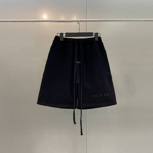 款号Z60 Fear Of God Fog 基础小Logo硅胶印花抽绳毛圈休闲短裤 顶级过验版本 Color：黑色 Size：S M L Xl 采用320G纯棉