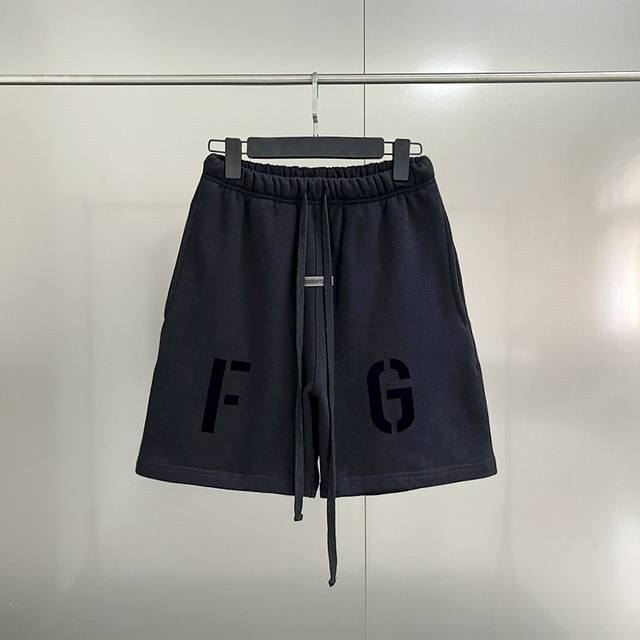 款号Z50 Fear Of God Fog Fg植绒字母基础小Logo印花抽绳毛圈休闲短裤 顶级过验版本 Color：黑色 Size：S M L Xl 采用32