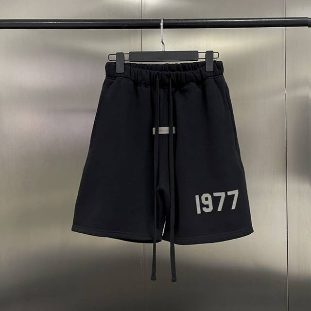 款号Z50 Fear Of God Fog 主线1977基础小Logo印花抽绳毛圈休闲短裤 顶级过验版本 Color：黑色 Size：S M L Xl 采用32