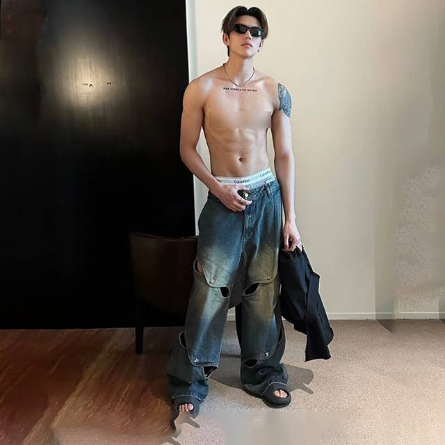 款号-878 自主Clean Fit破坏拼接洗水牛仔裤 颜色：黑色 蓝色 尺码：S～Xxl