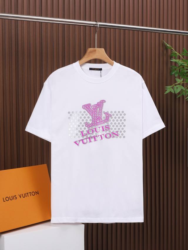 Louis Vuitton 面料：100% Louis Vuitton路易威登高品质刻字膜压胶工艺，采用300克双纱面料，1*1双纱十字罗纹领口，宽松版型，男女