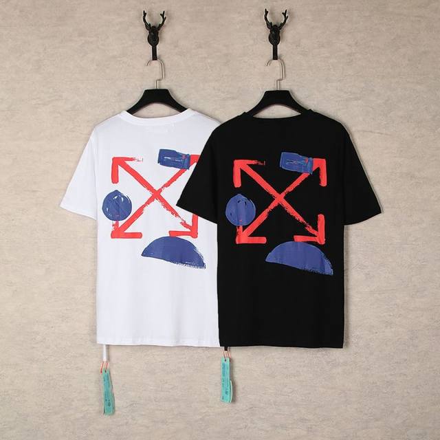 1279- 黑色 白色 S M L Xl Off White这两件T恤的街头艺术风 Off White这两件T恤，黑白双色经典对立，却同样出彩。 背后标志性的箭