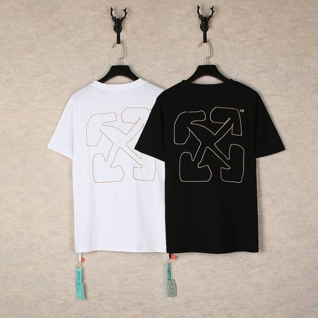 1281- 黑色 白色 S M L Xl 被这刺绣箭头T恤惊艳！Off White的精致潮流 宝子们，今天必须安利Off White这两款T恤！经典的黑白配色，
