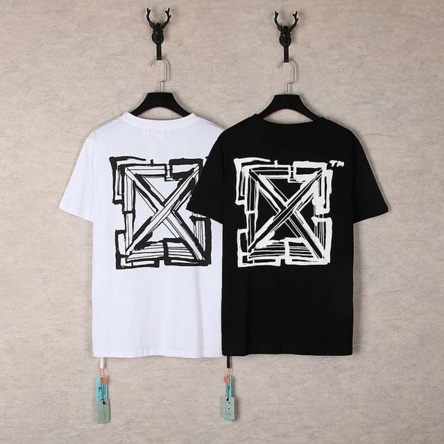 1282- 黑色 白色 S M L Xl Off White这两件T恤的独特印记经典的黑白配色，简约纯粹，是怎么搭配都不会出错的时尚底色 。 背后极具标志性的交