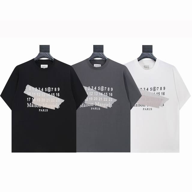 7032- 黑色 白色 灰色 S M L Xl Maison Margiela这款T恤，细节里藏着时尚态度！ Mm6马吉拉又带着神仙单品来啦！这件白色T恤，看似