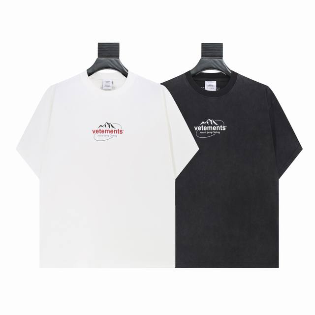 8019- 黑色 白色 水洗款 S M L Xl Vetements维特萌这两件T恤，简约潮酷绝了！ 正文：宝子们，Vetements又带着宝藏T恤来啦！作为时