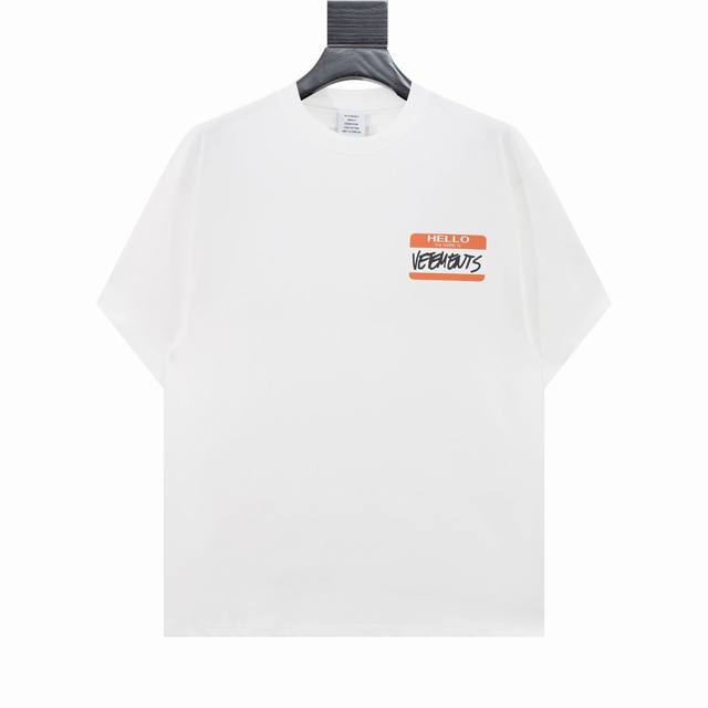 8005- 黑橘 黑蓝 白橘 黑蓝 S M L Xl Vetements 小标签，潮流大态度 宝子们，Vetements这件T恤简直是低调中的王者！整体简约却暗
