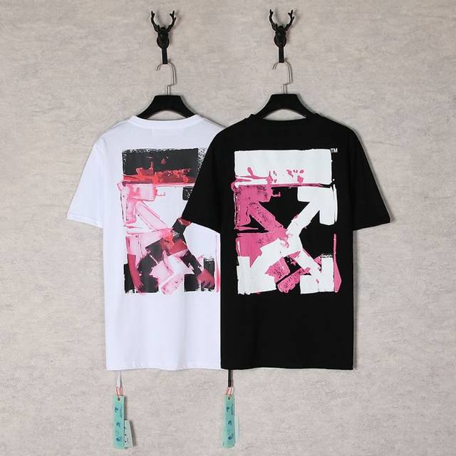 1233- 黑色 白色 S M L Xl Off-White这款T恤，街头艺术新宠儿！ Ow又带着超燃单品来炸街啦！作为潮流界的扛把子，Off-White一直以