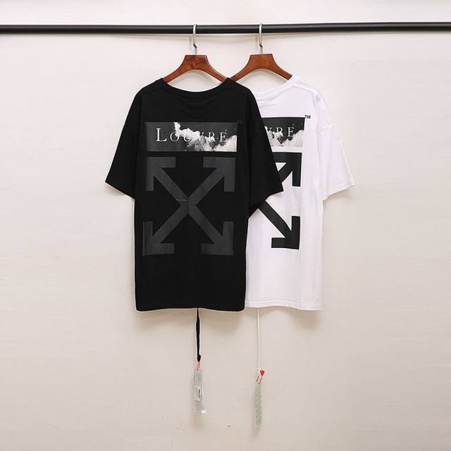 黑色 白色 S M L Xl Off White这两款T恤，经典与创新的碰撞！ Ow又来给咱们的衣橱添彩啦！作为时尚潮流界的标志性品牌，Off-White总是能