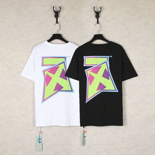 1258- 黑色 白色 S M L Xl Off White 短袖T恤标志性的图案这次以超酷炫的形式呈现，充满立体感的几何造型，像是从未来穿越而来的潮流符号。不
