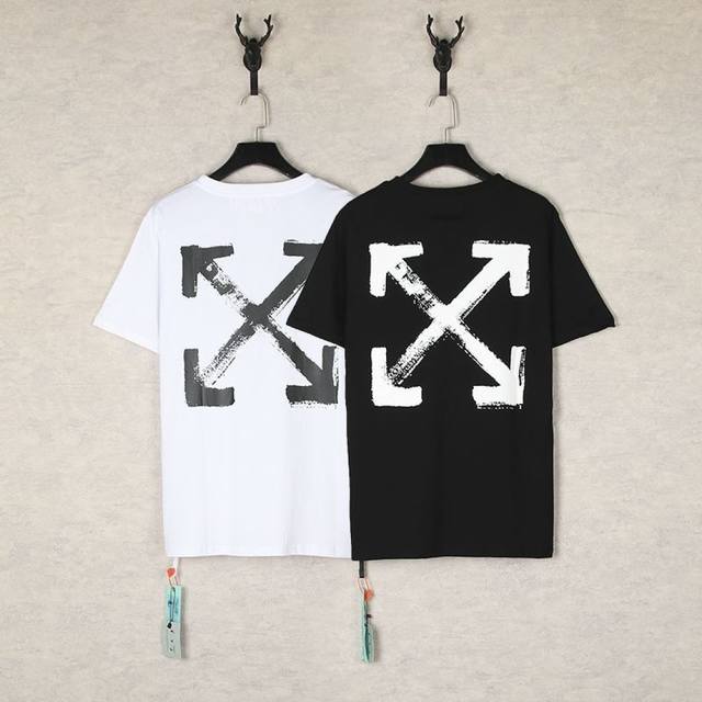 1266- 黑色 白色 S M L Xl 救命！Off-White这件T恤简直是潮流天花板 Off White这两件T恤一整个拿捏住潮流命脉。背后那经典的交叉箭