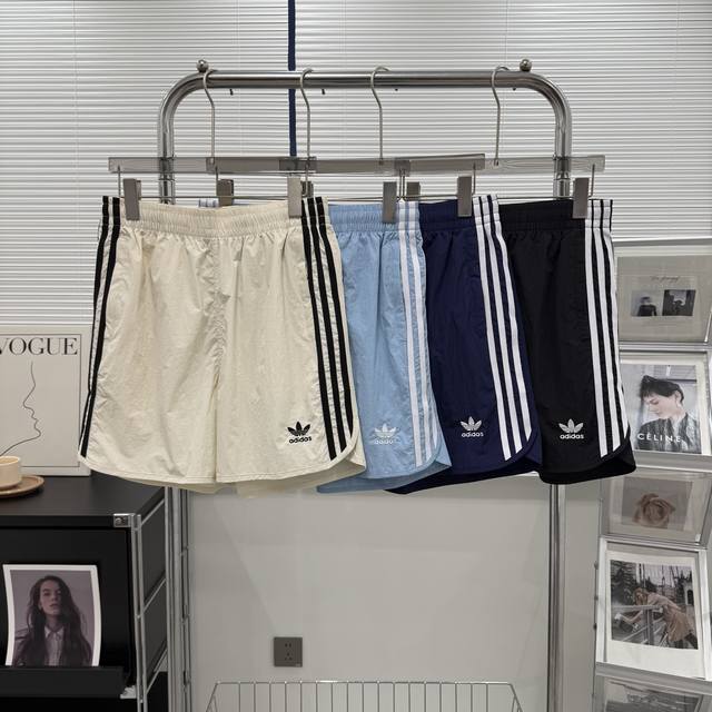 2069款 Adidas 阿迪达斯三叶草 夏季海外版专柜限定侧边三条杠撞色拼接休闲运动短裤五分裤，男女同款 尺码 : M-3Xl 颜色 : 黑色，浅杏色，浅兰色