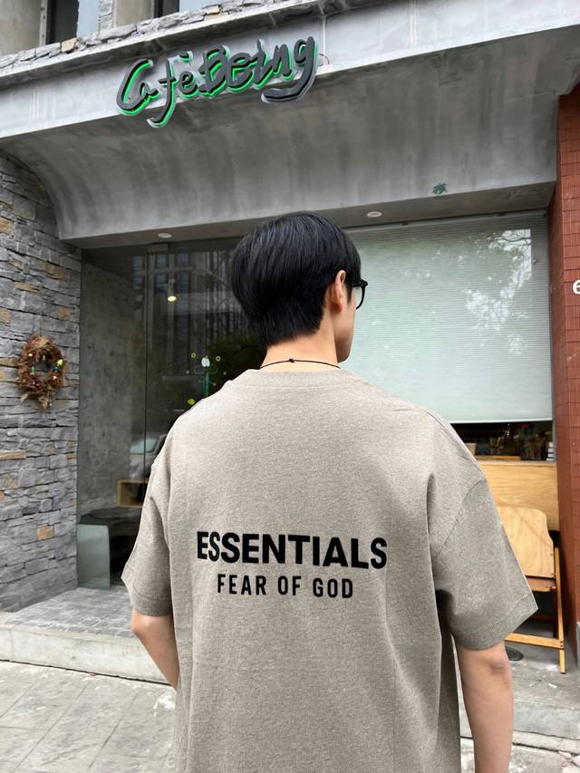 2516 Essentials Always On系列 Ss25 美潮重磅字母短袖T恤，延续Fear Of God一贯的美式风格，简约设计，圆领经典百搭，搭配牛