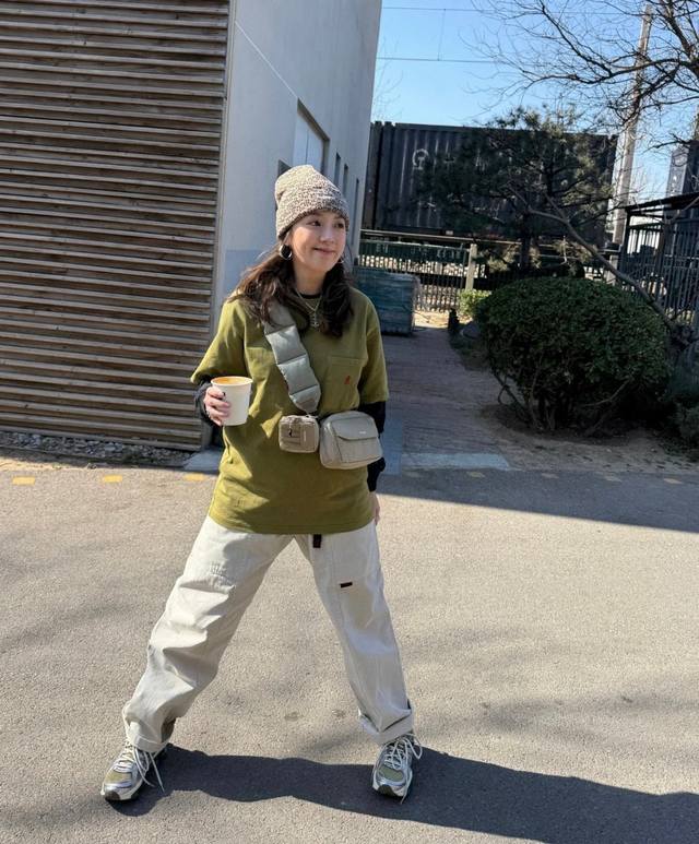 9921 高品定制 Gramicci 小野人山系口袋刺绣圆领短袖 户外山系穿搭忠实热爱者衣柜里必不可少的一件T恤， 轻松营造出慵懒松弛的山系氛围感。 舒适与时尚