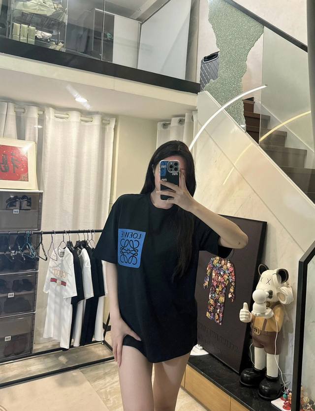 9930 罗意，比肩全球各路一线奢品，主营高档皮具产品出身，涵盖了家居和服装配饰等各种潮流领域。 撞色Anagram刺绣徽标假表袋短袖T恤，日常宽松的版型，圆领