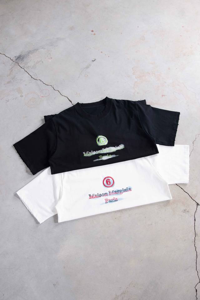 9929 马吉拉刺绣喷墨短袖男女同款 黑色，白色S M L Xl S 胸围54 衣长69 肩宽53 M 胸围56 衣长71 肩宽54 L 胸围58 衣长73 肩