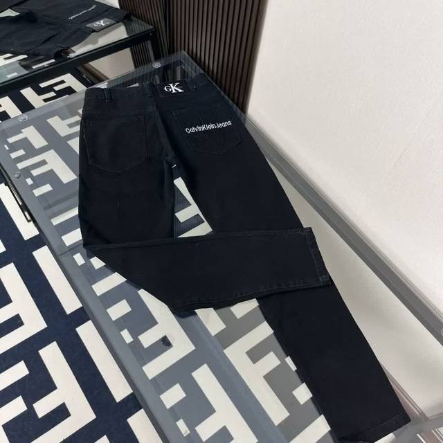 款号K151 Ck刺绣小标牛仔裤 用料超柔高棉水洗牛仔面料每一件水洗费用高达常规工艺三倍之多 触感极致细腻 质感非常好 全身简约大气设计 裤子后口袋采用高频刺绣