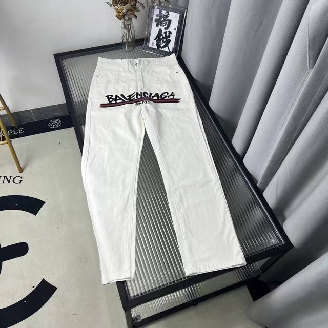 款号K137 Balenciaga 巴黎世家 新款印花字母Logo牛仔裤 达万针刺绣工艺 高密立体饱满有质感 渐变过渡自然 经典的Slim剪裁版型，上身效果无可