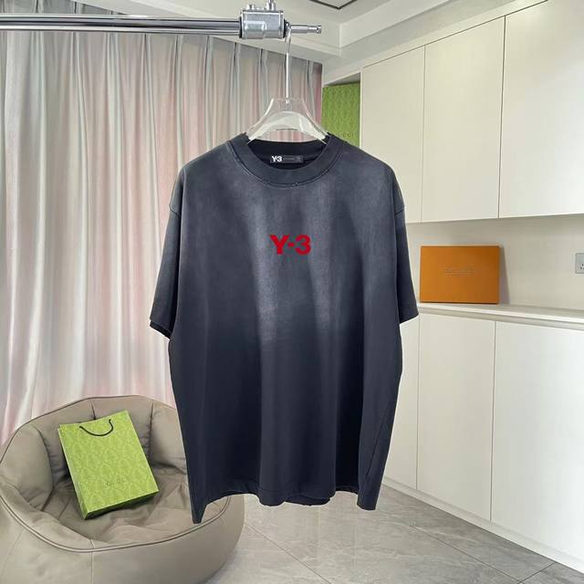 Y-3 2025夏季新款 洗水渐变做旧磨破 个性字母Logo印花 短袖T恤 定制面料320G 男女同款 尺码：S M L Xl Xxl 五个码 颜色：黑色 灰色