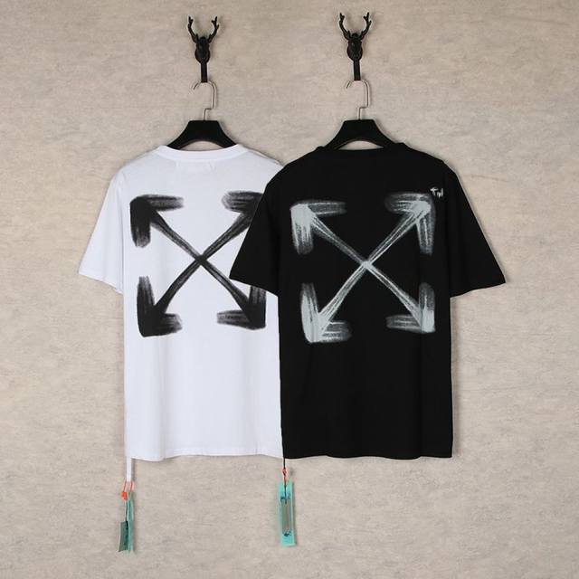 1272- 黑色 白色 S M L Xl Off-White这两款T恤，艺术与潮流的绝佳融合 Off White这两件T恤简直是时尚界的艺术珍品！正面印着 “V