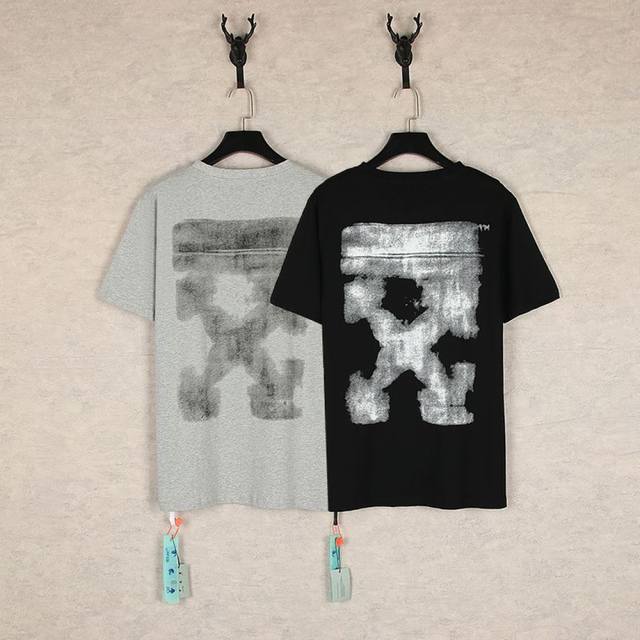 1273- 黑色 灰色 S M L Xl Off-White这两款T恤狠狠拿捏 潮人必备！ Off White这两款T恤绝对是时尚圈的宝藏单品。 背后独特的图案