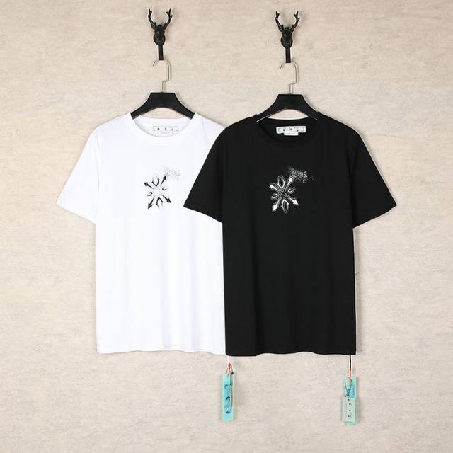 1275- 黑色 白色 S M L Xl Off-White黑白T恤，街头酷感的绝佳诠释 Off White这两件T恤简直是潮人必备单品！经典的黑白配色，永远不