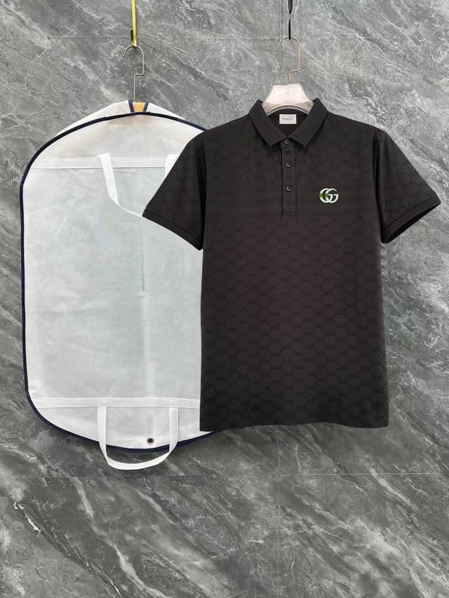 高端品质 Gucci 古奇25春夏满提花翻领短袖 本款短袖为采用天丝棉面料，满身双提花 精心制作，上身清爽！升级休闲造型。精致车工剪裁，三标辅料齐全 确实很重工