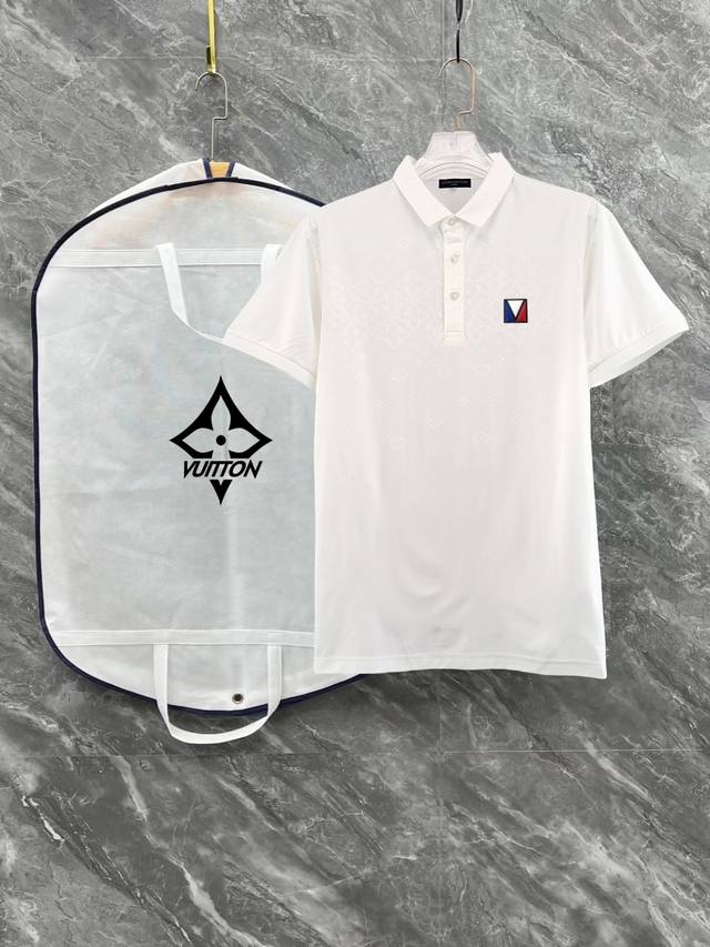 高端品质 Lv 路易威登 25春夏满提花翻领短袖 本款短袖为采用天丝棉面料，满身双提花 精心制作，上身清爽！升级休闲造型。精致车工剪裁，三标辅料齐全 确实很重工