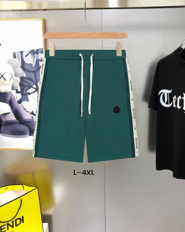 Moncler 蒙口 2025新品时尚休闲短裤，最潮最新Logo装饰百搭休闲短裤！25年秀场限量款五分裤，全员潮男必备单品，超火人气款式。经典奢华魅力款，超高颜