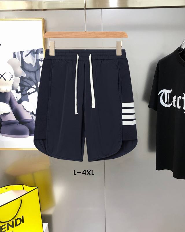 Tb 2025新品时尚休闲短裤，最潮最新Logo装饰百搭休闲短裤！25年秀场限量款五分裤，全员潮男必备单品，超火人气款式。经典奢华魅力款，超高颜值，超强搭配效果