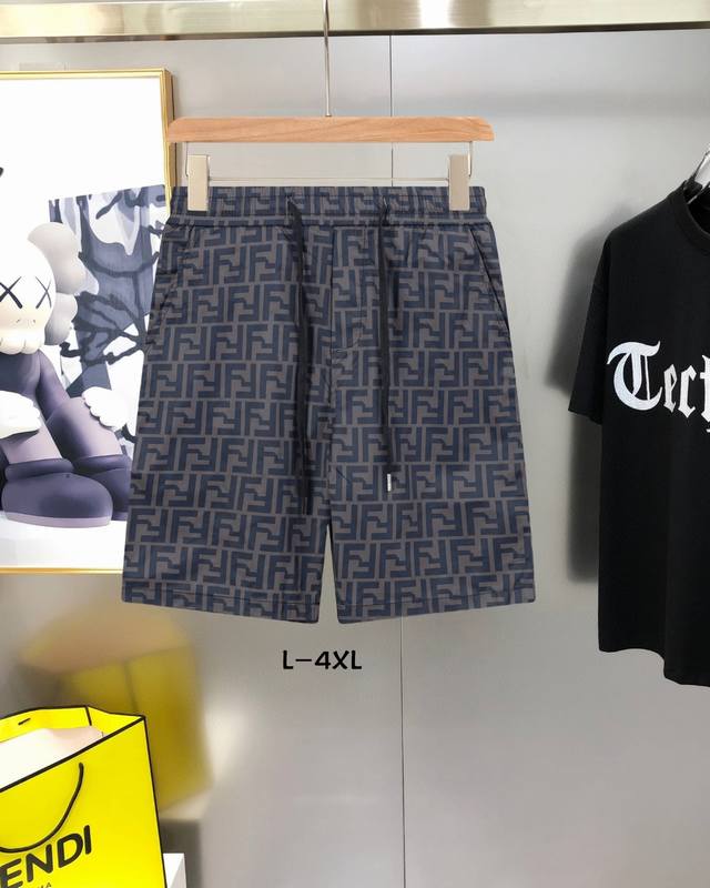 Fendi 芬迪 2025新品时尚休闲短裤，最潮最新Logo装饰百搭休闲短裤！25年秀场限量款五分裤，全员潮男必备单品，超火人气款式。经典奢华魅力款，超高颜值，
