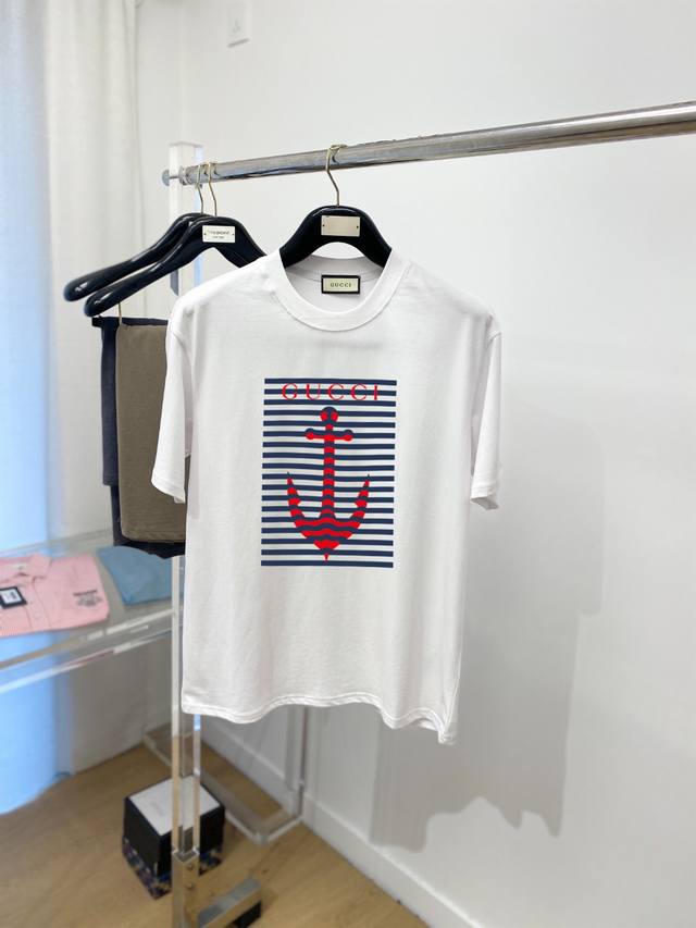 古奇、新品短袖T恤，帅气时尚，胸前图案字母Logo，简约百搭款。面料260G特制纯棉 不仅挺括，保持潮流的廓形，又穿着舒适，纱织更细腻，码数S-Xxl 宽松版型