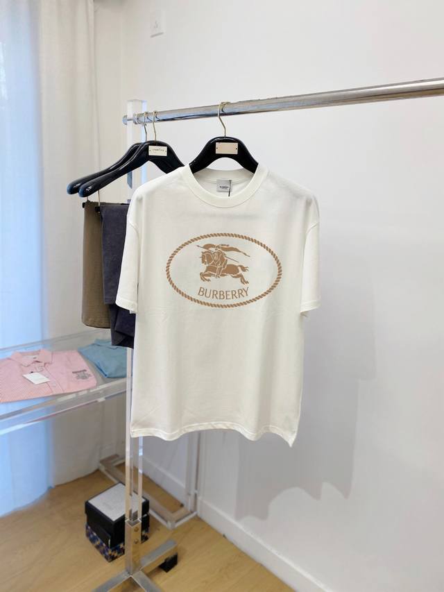 巴宝莉、新品短袖T恤，帅气时尚，胸前图案字母Logo，简约百搭款。面料260G特制纯棉 不仅挺括，保持潮流的廓形，又穿着舒适，纱织更细腻，码数S-Xxl 宽松版