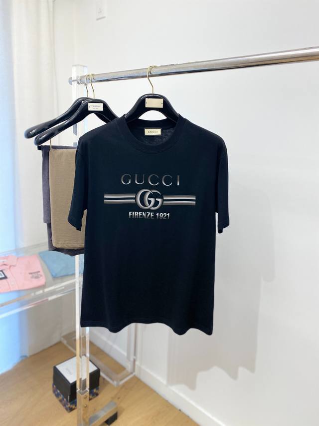 古驰、新品短袖T恤，帅气时尚，胸前图案字母Logo，简约百搭款。面料260G特制纯棉 不仅挺括，保持潮流的廓形，又穿着舒适，纱织更细腻，码数S-Xxl 宽松版型