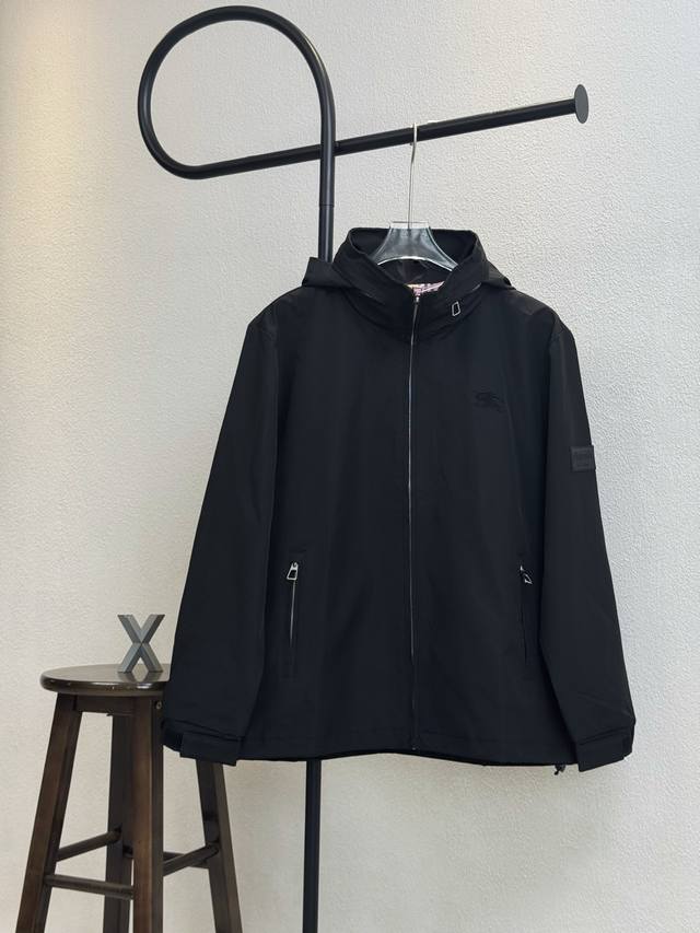 款号X126 Burberry巴宝莉胸口小标帽子隐藏拉链手臂贴标连帽拉链外套 男女同款 官网细节一致 全套包装 三标齐全 防潮纸 区别市场通货 随意对比 外层超