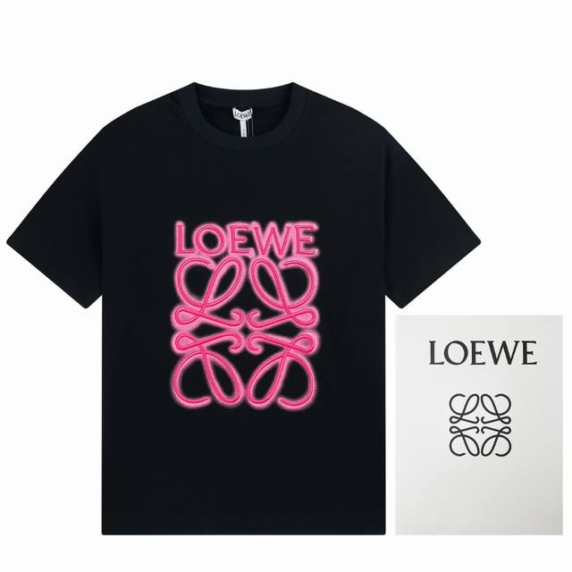 Loewe 罗意威 22Ss 霓虹刺绣荧光粉短袖T恤 胸前配上喷马骝效果很有辨识度 一针一线都是精细 日本田岛绣花机中空绣 这款刺绣立体感超强 密度达到了4万多