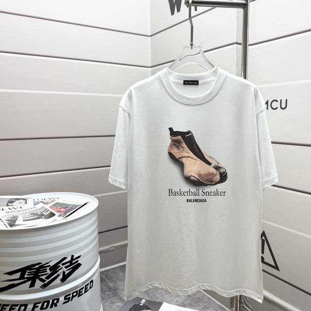 高品质 巴黎世家 Balenciaga 走秀款2025Ss春夏上新 重磅推出280克重高密度面料短袖T恤 采用进口定染面料 宽松休闲Os落肩版型 上身效果超绝