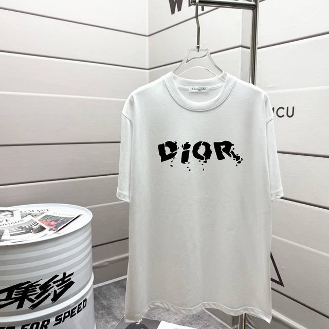 迪奥 Dior官方同款 2025春夏新款短袖T恤 定制280克同缸染面料 手感非常舒服 春夏最新砖柜同步 时尚又个性超级百搭好看 男女都非常合适 人手必备款 吊