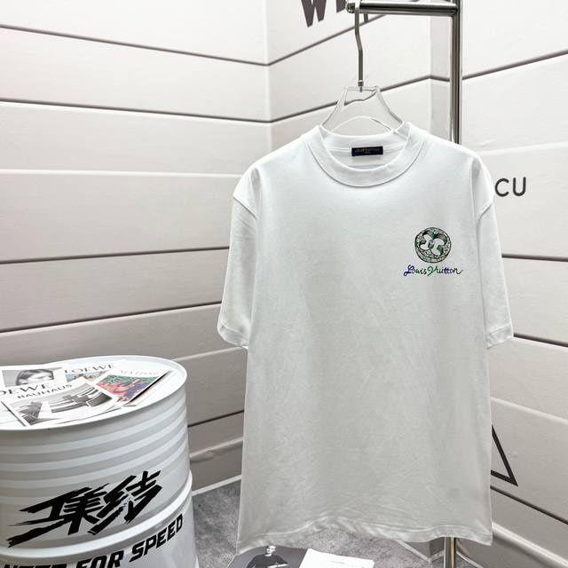 Louis Vuitton 路易威登 2025春夏 官网走秀款 Lv大师亲手设计潮牌新品印花圆领短袖T恤 时尚又个性 超级百搭好看的一款 男女同款 人手必备 吊