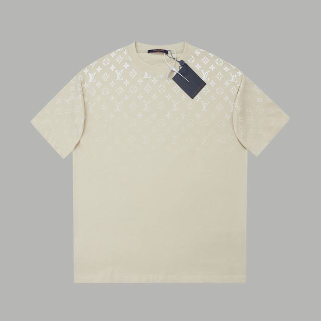 高品质 Lv 2025早春新款，Monogram 老花渐变短袖T恤，以数码印刷工艺为Monogram渐变图案渲染像素光影，其丝印质感与针织效果互为映衬。官网同步