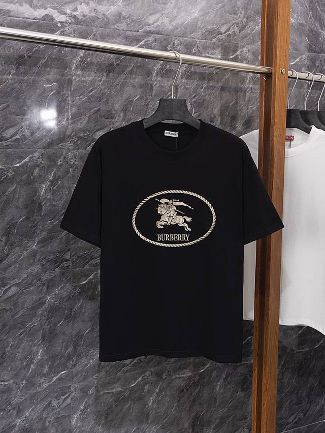 款号J65 Burberry 巴宝莉 圆圈战马刺绣短袖T恤，采用2 G面料，前幅采用特殊刺绣工艺，上身效果宽松休闲，百搭款，三标齐全 ，男女同款 颜色 黑色 尺