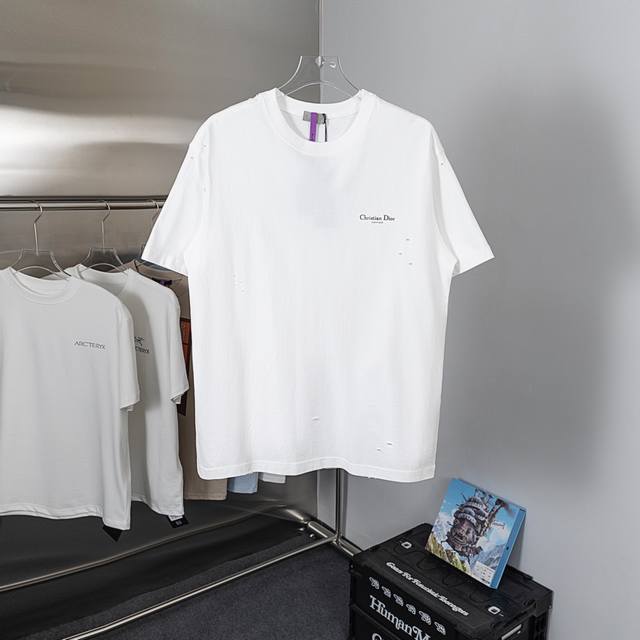 礼盒装 款号Y31-2码数Xs-S-M-L情侣必备款 Dior* 铃兰花绽放的早秋新款！设计简单，百搭，简约版 前幅加了简单的Cd品牌Logo标志！看看这质感，