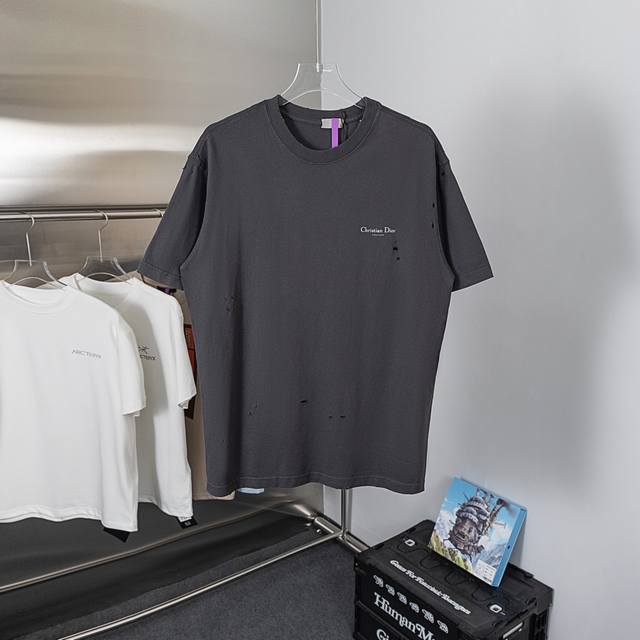 礼盒装 款号Y31-1码数Xs-S-M-L情侣必备款 Dior* 铃兰花绽放的早秋新款！设计简单，百搭，简约版 前幅加了简单的Cd品牌Logo标志！看看这质感，