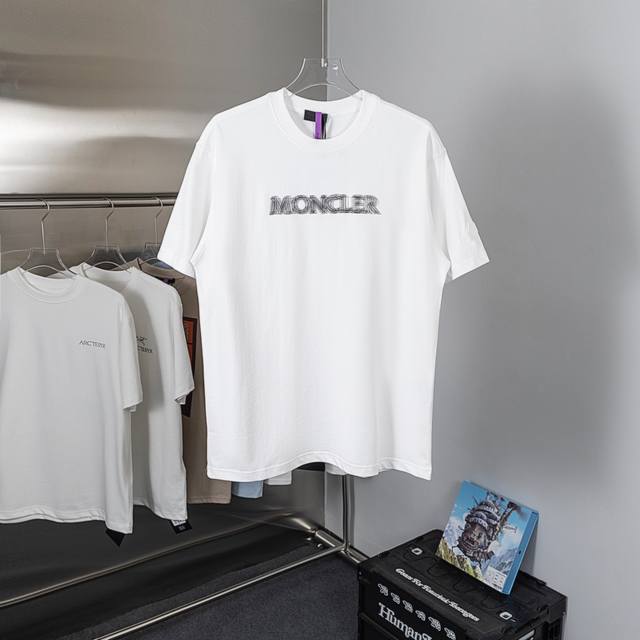 礼盒装 款号Y30-2码数Xs-S-M-L男女同款 Moncler 蒙口标识短袖 定制尊享丝光密纺棉 细腻柔软 舒适贴肤 以纯粹的黑色为主色调 Moncler标