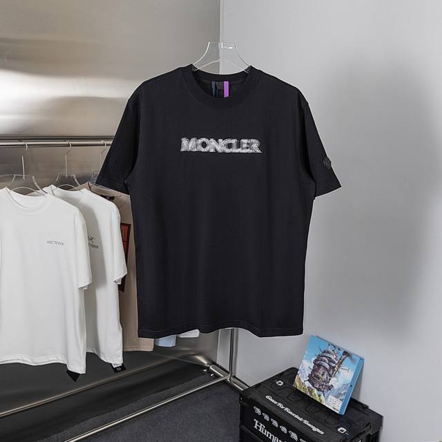 礼盒装 款号Y30-1码数Xs-S-M-L男女同款 Moncler 蒙口标识短袖 定制尊享丝光密纺棉 细腻柔软 舒适贴肤 以纯粹的黑色为主色调 Moncler标