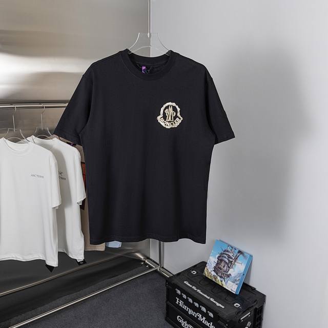 礼盒装 款号Y29-1码数Xs-S-M-L男女同款 Moncler蒙口胸章印花短袖 原版杭州国专3450购入，面料采用定制天丝摩尔平纹材质，搭配浇洗工艺，印花采
