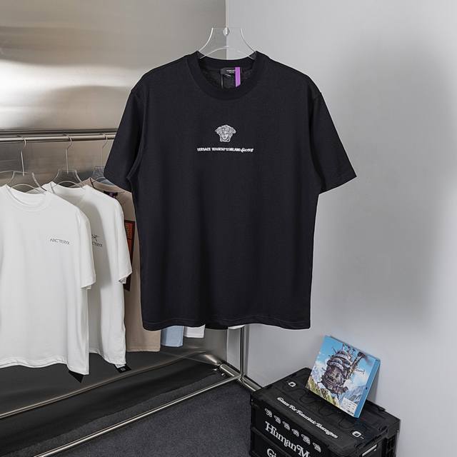 礼盒版 款号Lw73 Versace｜ 徽章刺绣短袖 标志性徽章刺绣点缀正面 希腊神话中的蛇妖美杜莎 Medusa Milano字样如暗夜星芒 增添品牌辨识度
