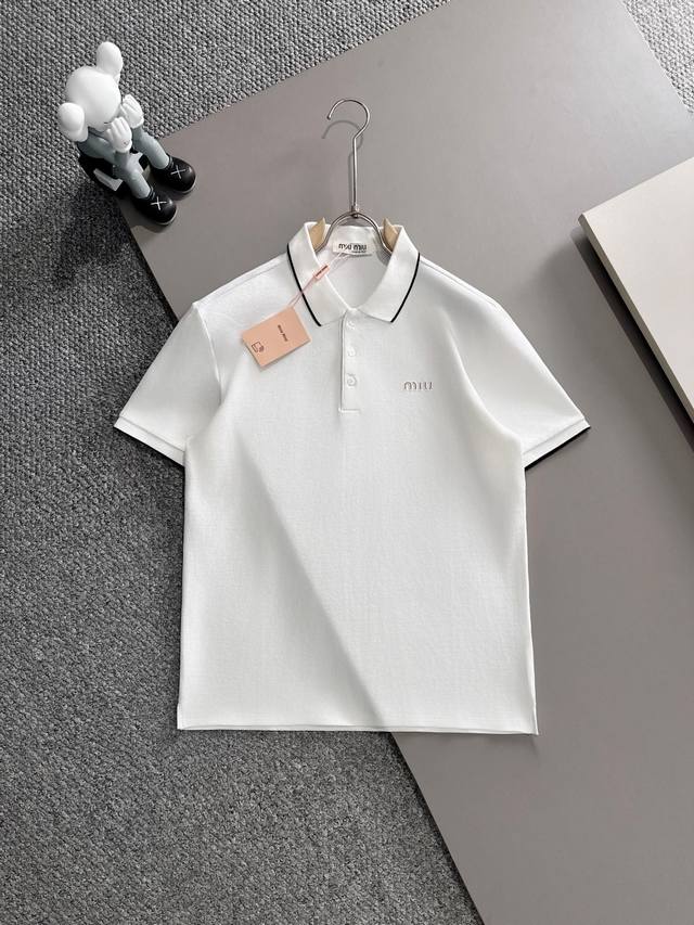 Miu Miu* 2025春夏款上新 原高版本 Miu Miu Polo衫 面料采用290克高密度纯棉珠地面料 不变形 不缩水 工艺介绍：双线走位 胸前采用Mi